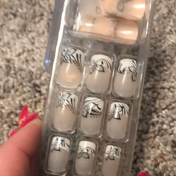 False nail bundle - Picture 3 of 5